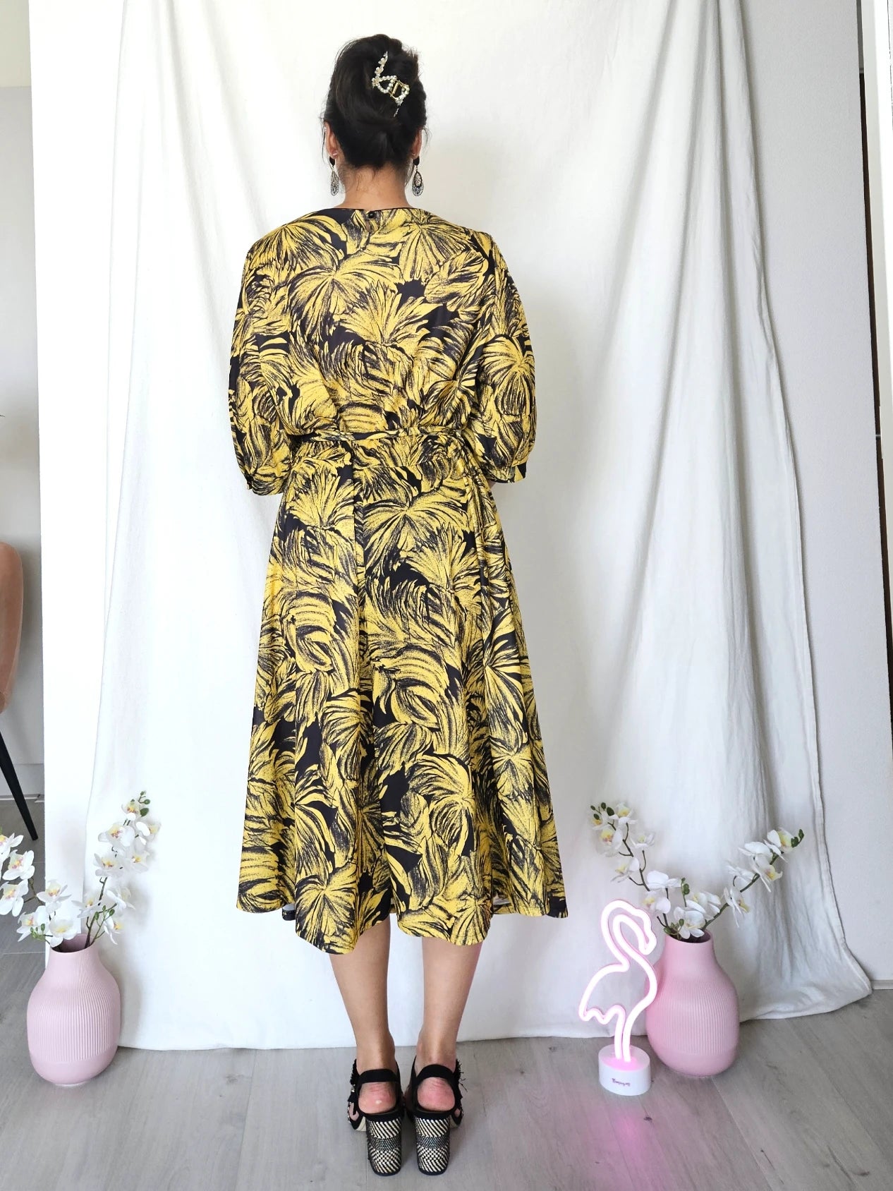 Zwierige gele vintage jurk met zwart patroon | L