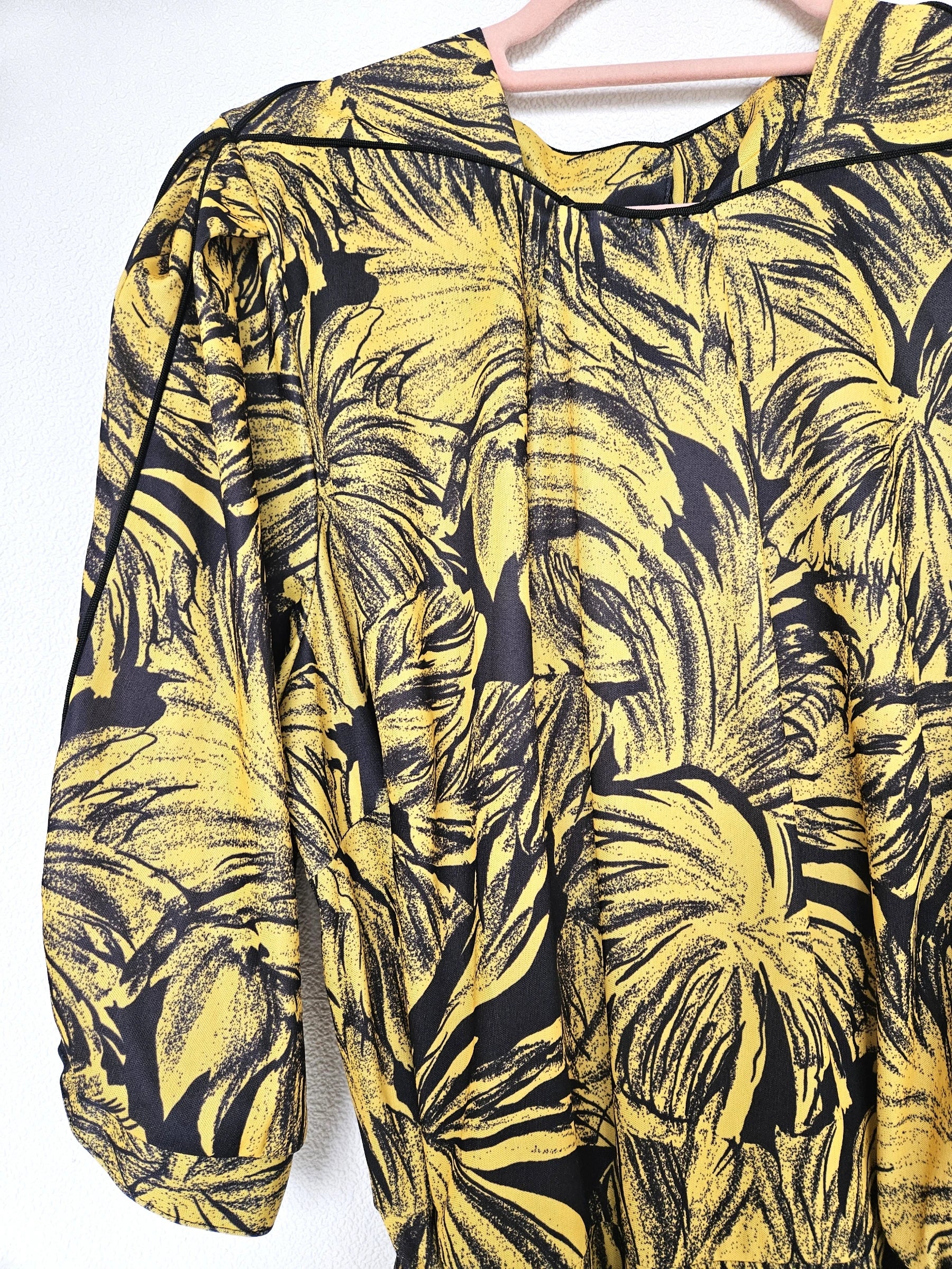 Zwierige gele vintage jurk met zwart patroon | L