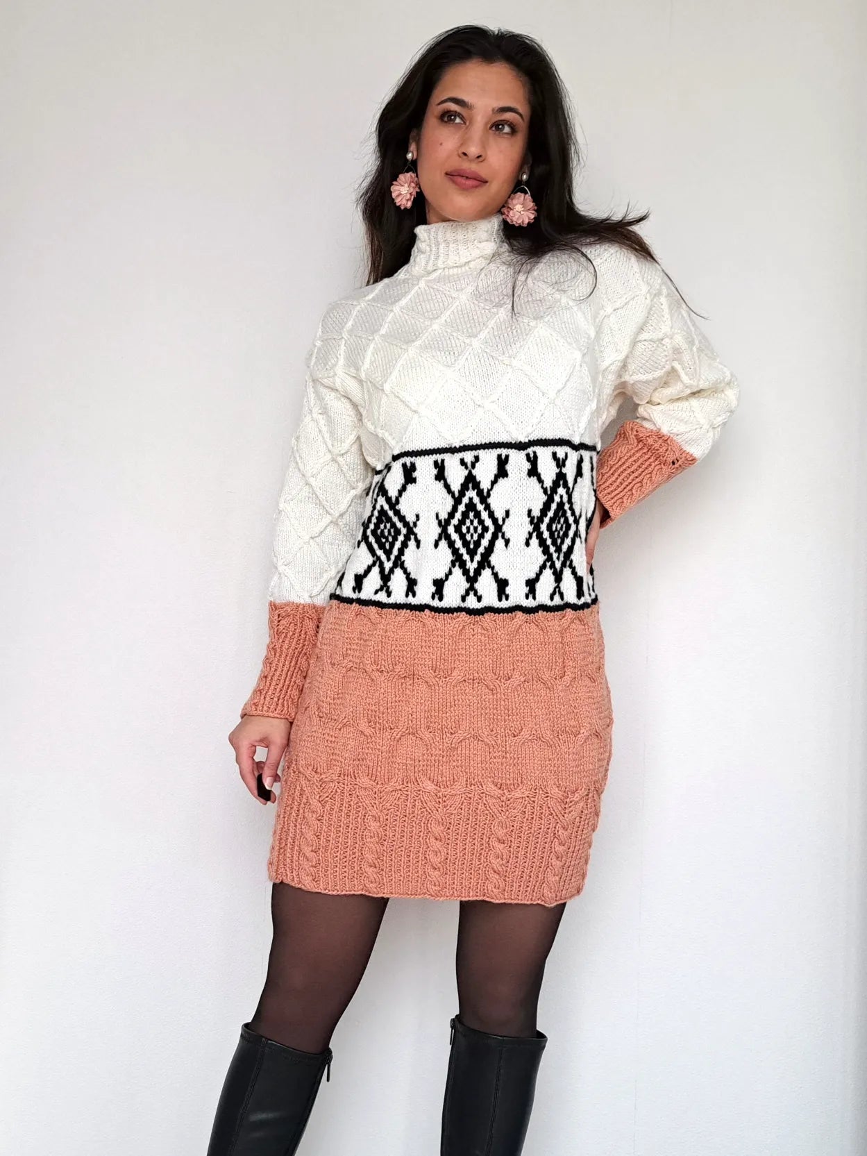 gebreide vintage jurk in het wit en koraal
