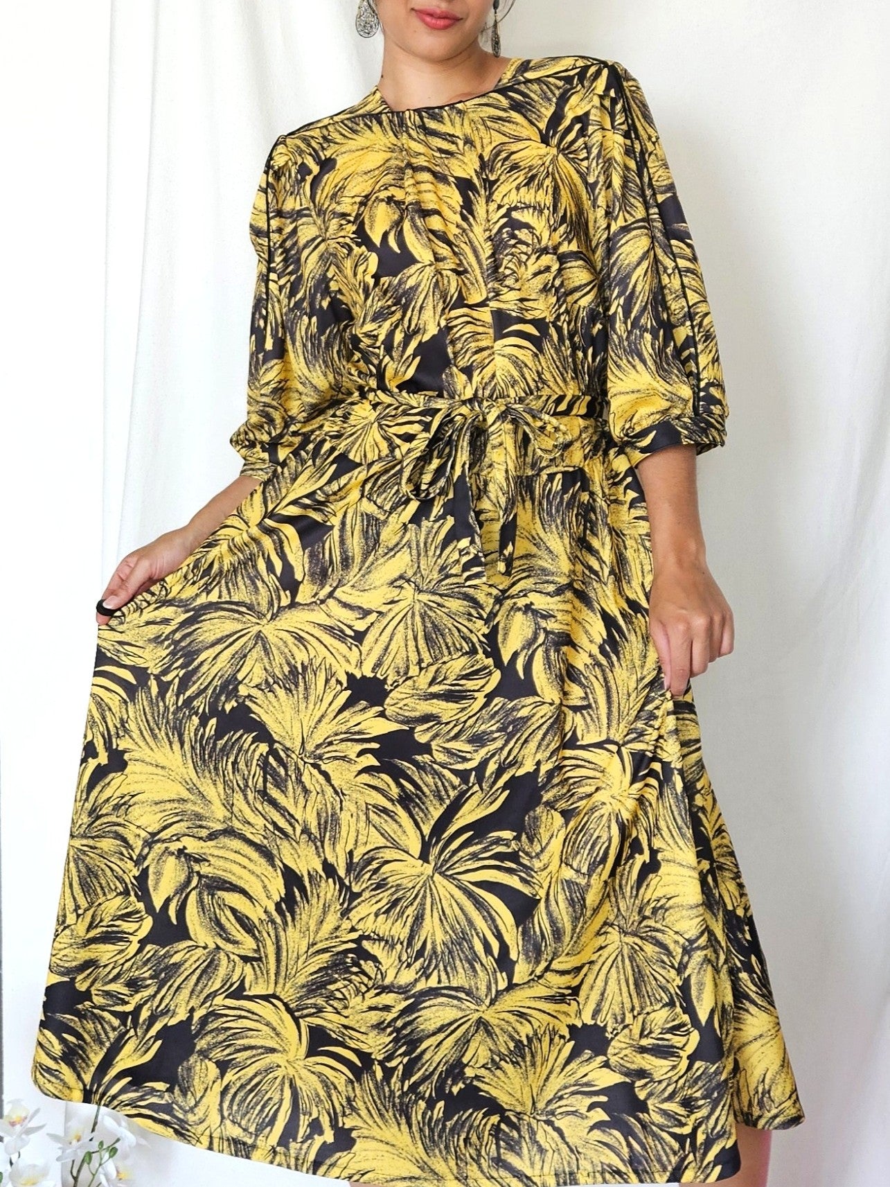 Zwierige gele vintage jurk met zwart patroon | L