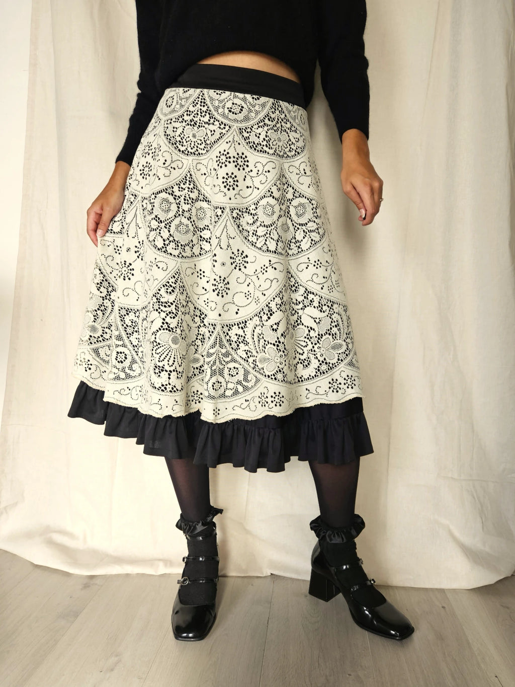 Zwarte doorknoop vintage rok met wit kant en ruffles | S