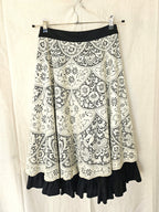 Zwarte doorknoop vintage rok met wit kant en ruffles | S