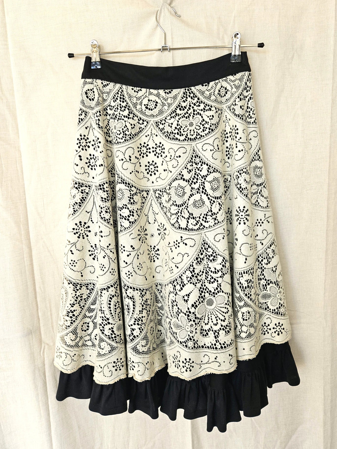 Zwarte doorknoop vintage rok met wit kant en ruffles | S