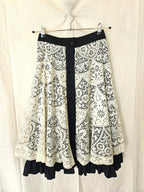 Zwarte doorknoop vintage rok met wit kant en ruffles | S