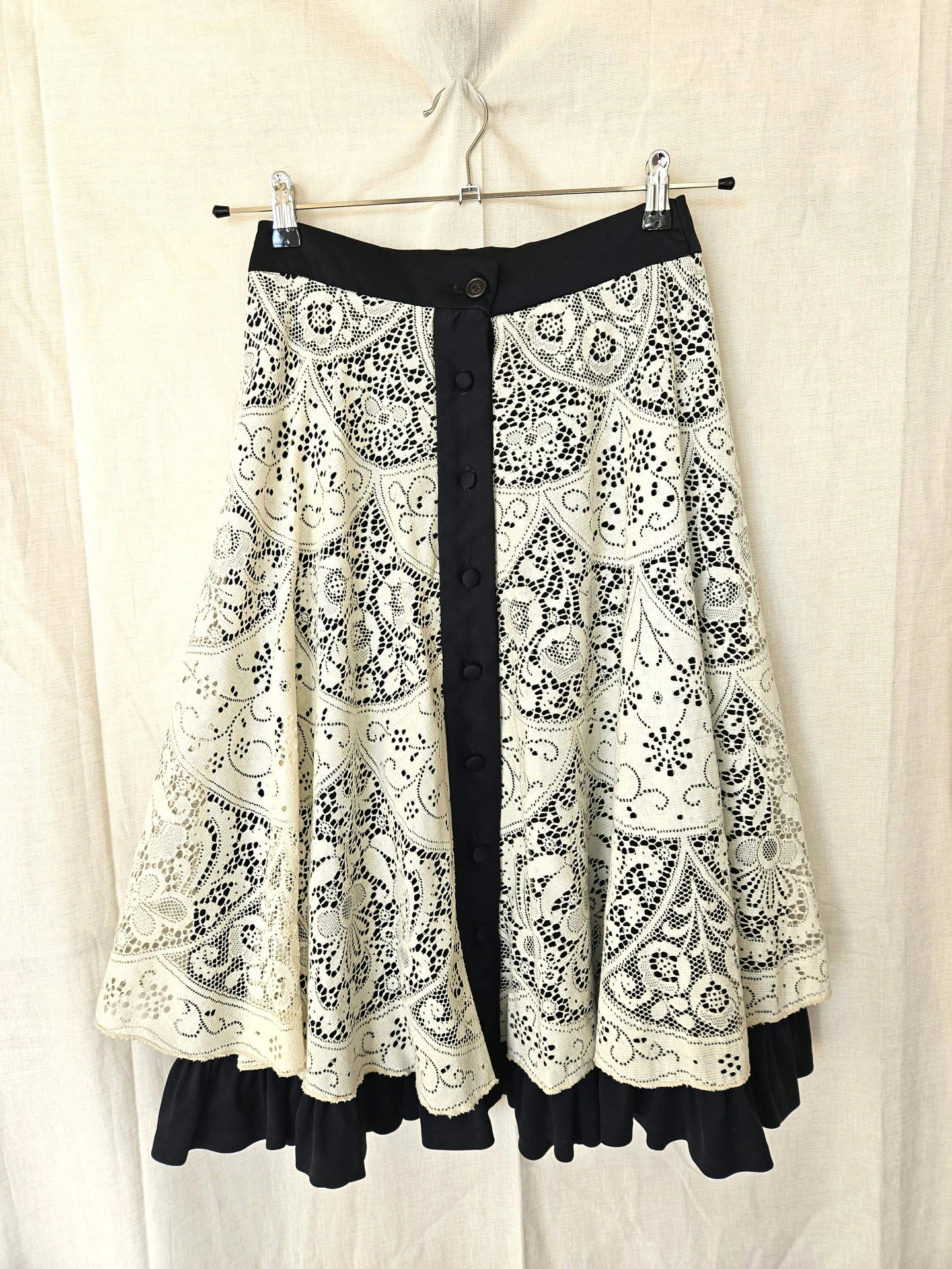 Zwarte doorknoop vintage rok met wit kant en ruffles | S
