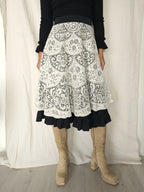 Zwarte doorknoop vintage rok met wit kant en ruffles | S