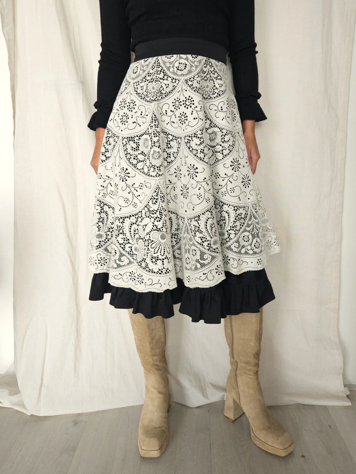 Zwarte doorknoop vintage rok met wit kant en ruffles | S