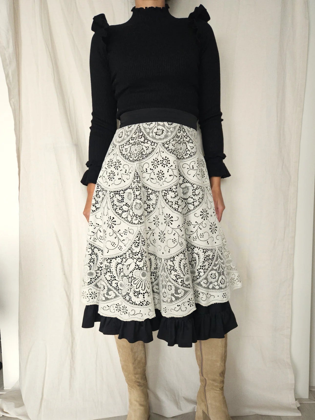 Zwarte doorknoop vintage rok met wit kant en ruffles | S