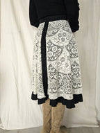 Zwarte doorknoop vintage rok met wit kant en ruffles | S