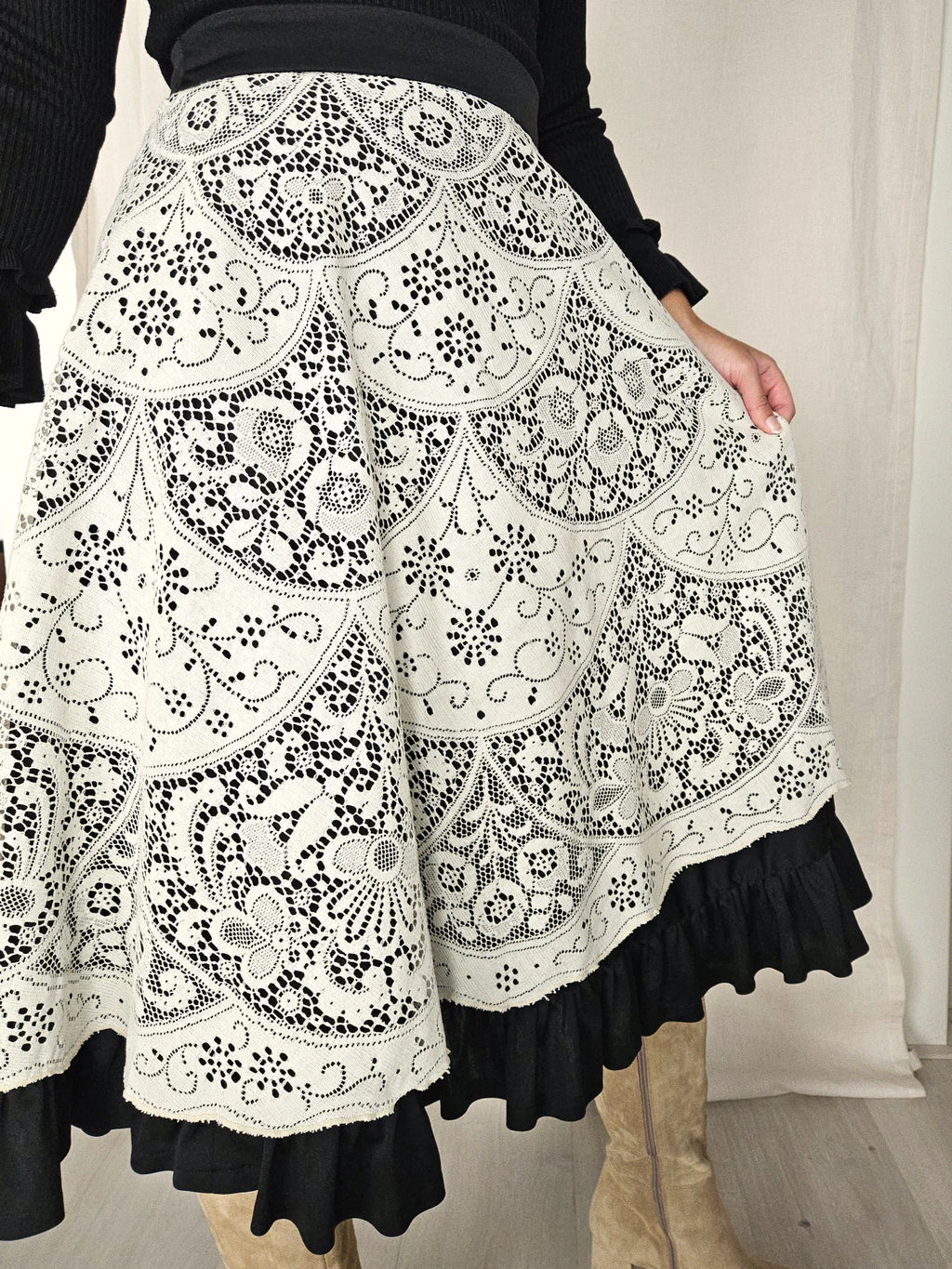 Zwarte doorknoop vintage rok met wit kant en ruffles | S