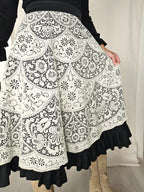 Zwarte doorknoop vintage rok met wit kant en ruffles | S
