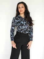 Lichtblauwe vintage top met zwarte bladeren | XS