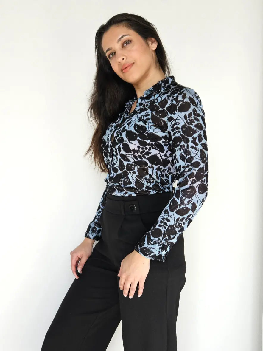 Lichtblauwe vintage top met zwarte bladeren | XS