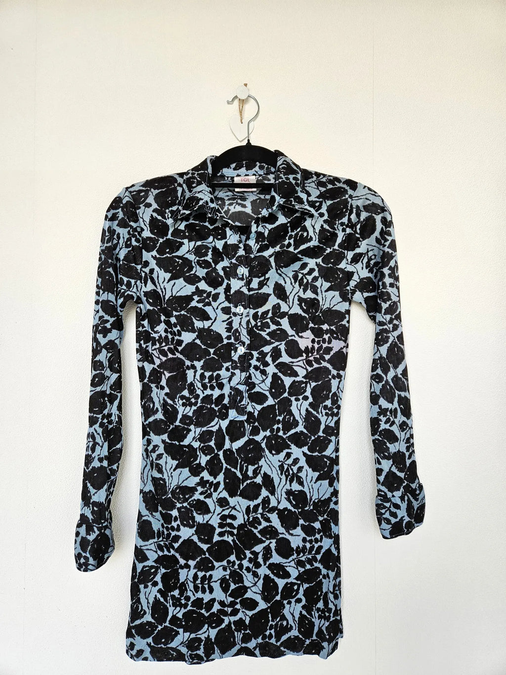 Lichtblauwe vintage top met zwarte bladeren | XS
