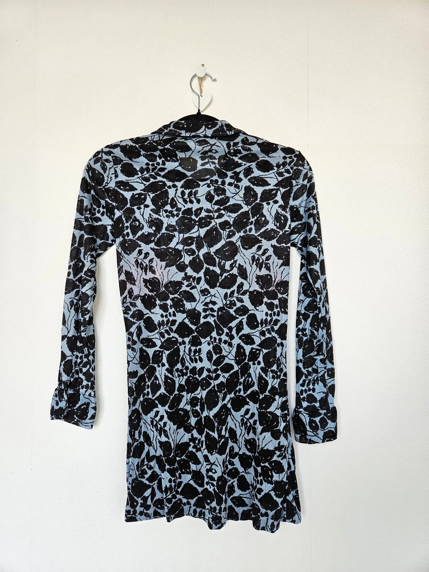 Lichtblauwe vintage top met zwarte bladeren | XS