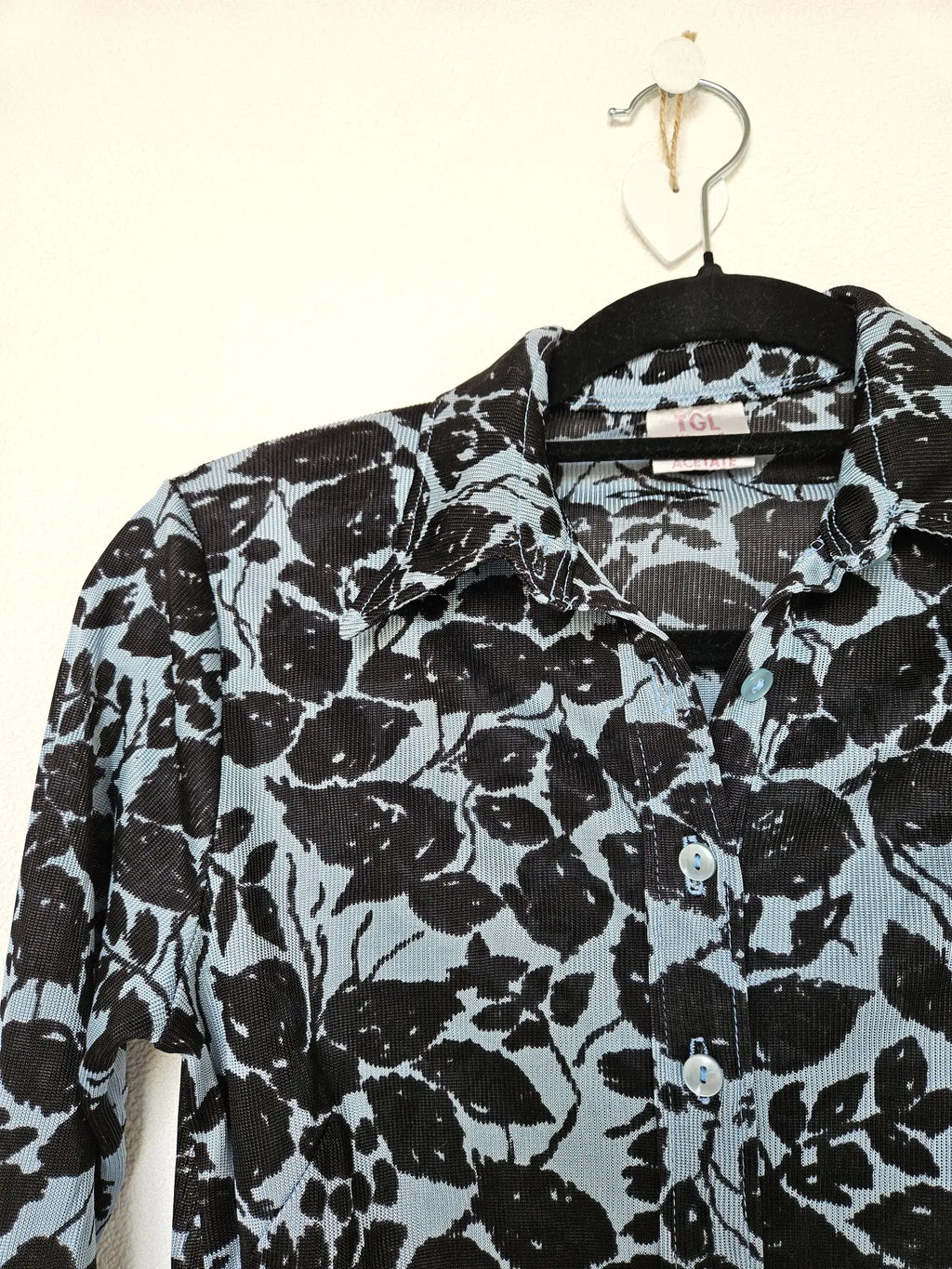 Lichtblauwe vintage top met zwarte bladeren | XS