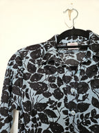 Lichtblauwe vintage top met zwarte bladeren | XS