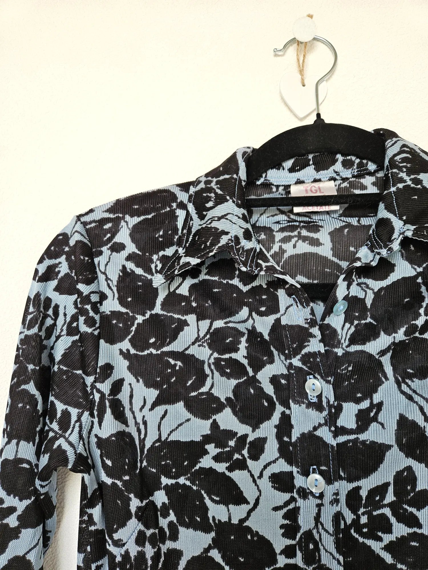 Lichtblauwe vintage top met zwarte bladeren | XS