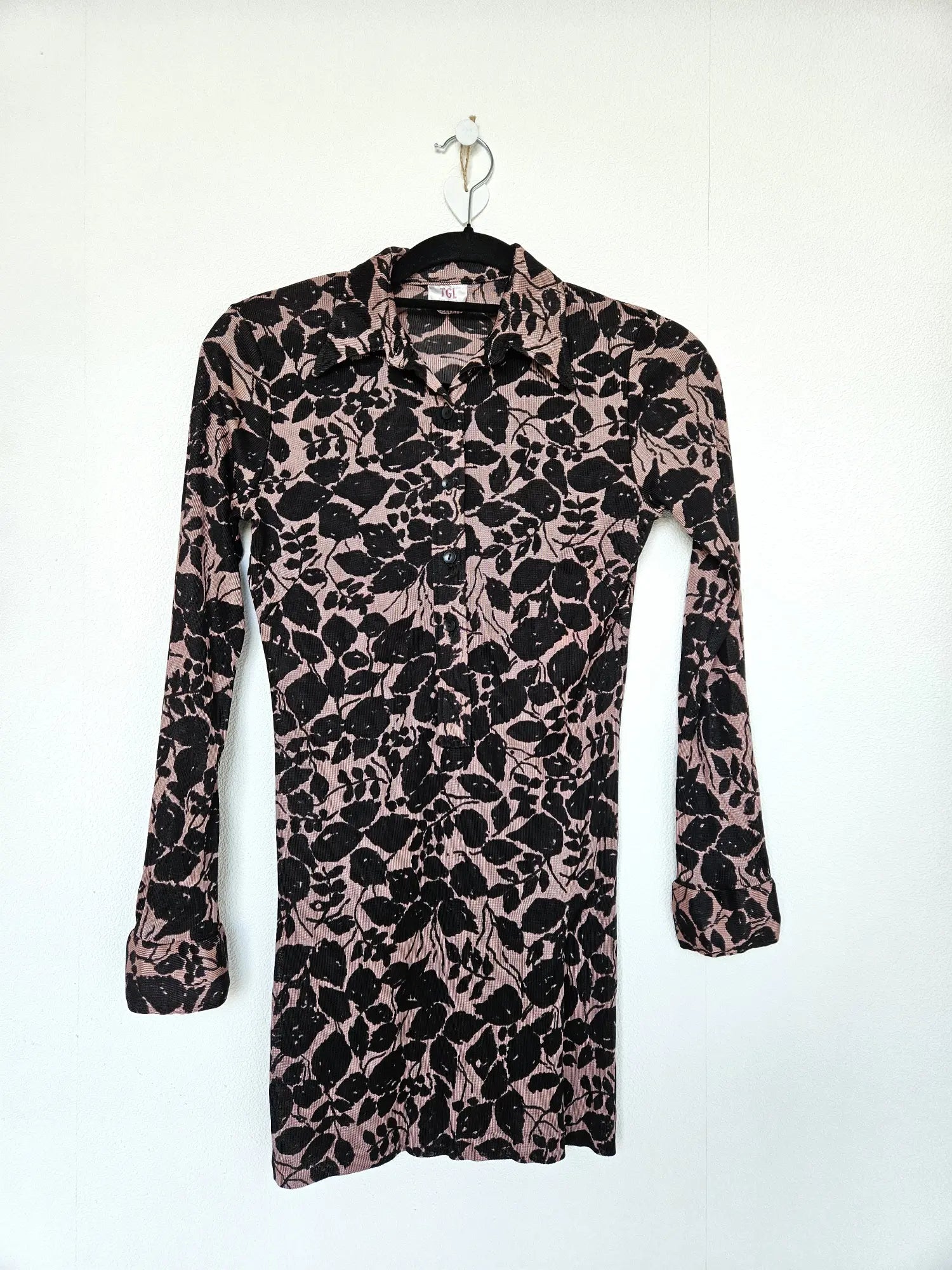Lichtroze vintage top met zwarte bladeren | XS