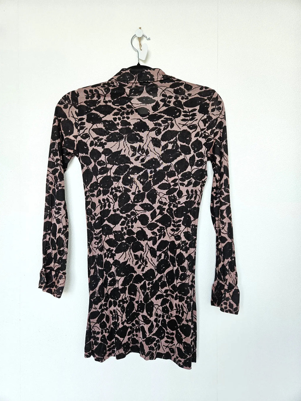 Lichtroze vintage top met zwarte bladeren | XS