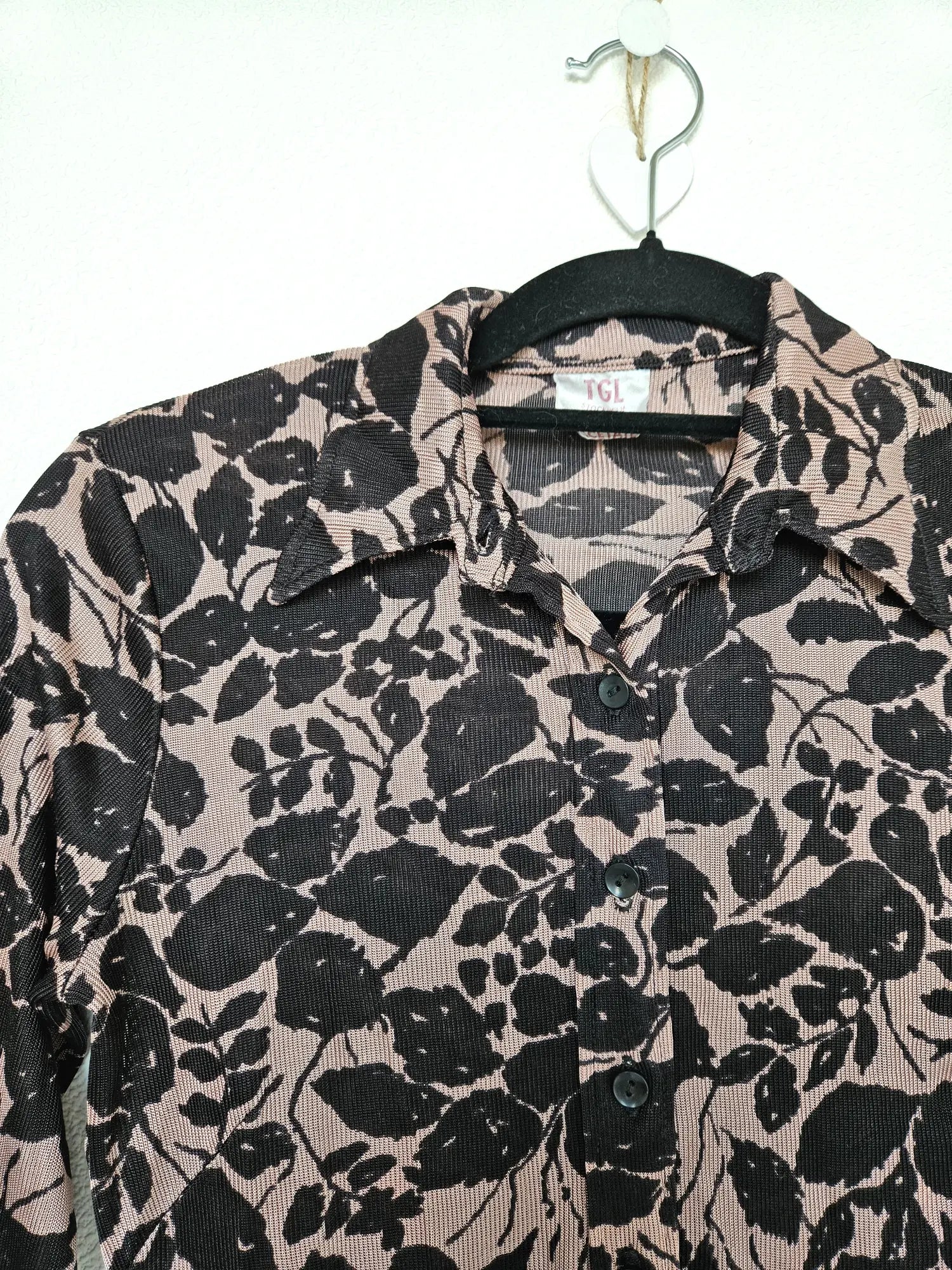 Lichtroze vintage top met zwarte bladeren | XS