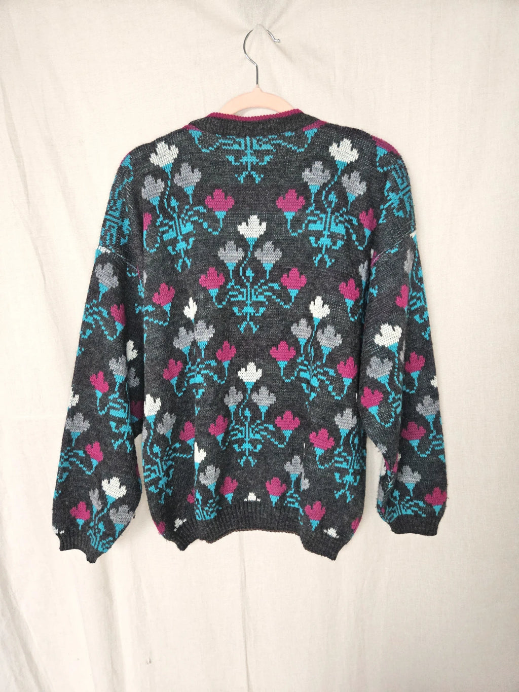 Donkergrijze vintage trui met roze en blauw | 3XL