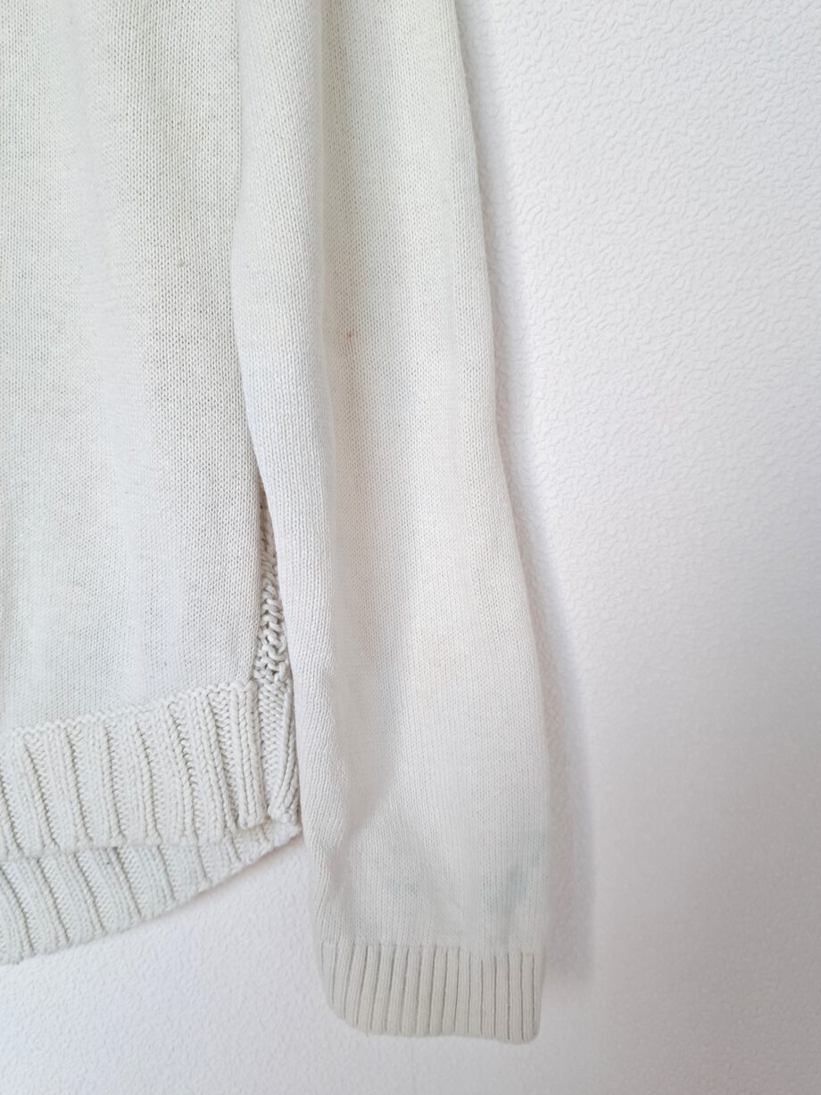 mouw van witte trui