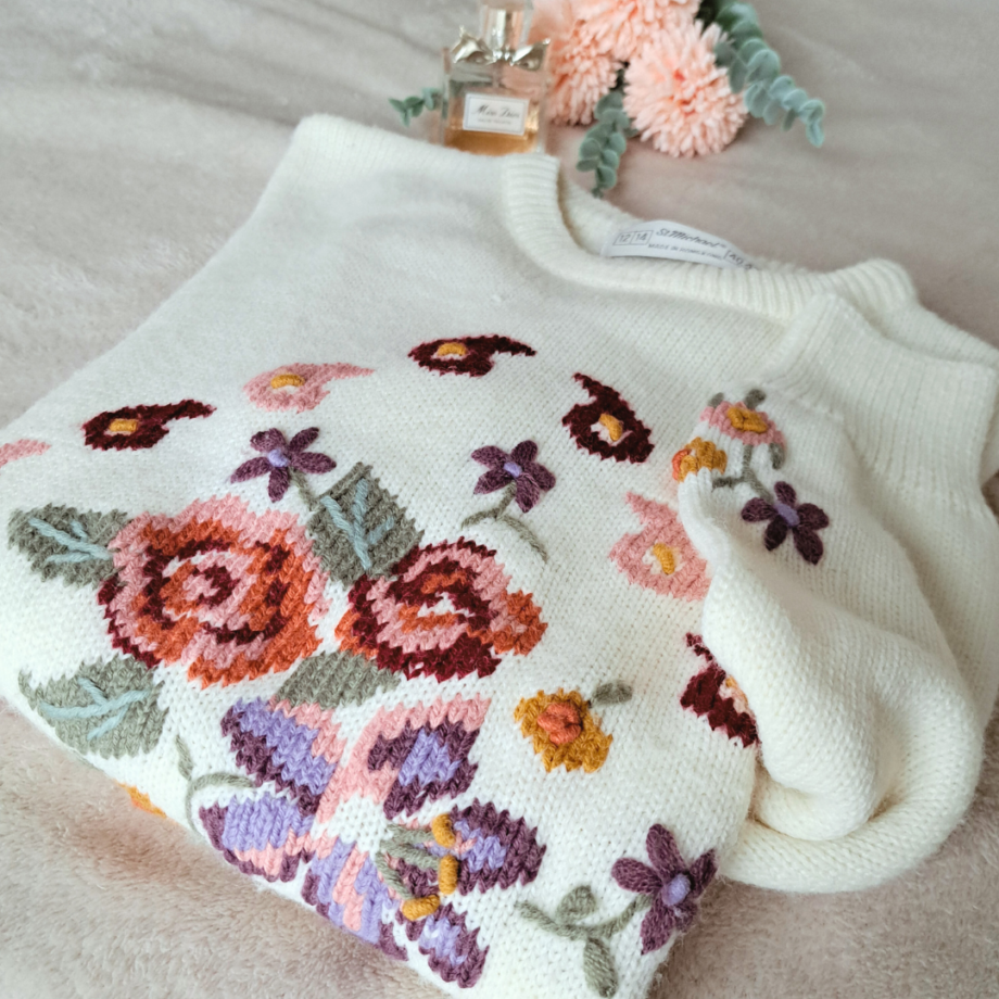witte trui met bloemen