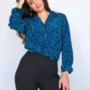blouse met donkerblauwe print