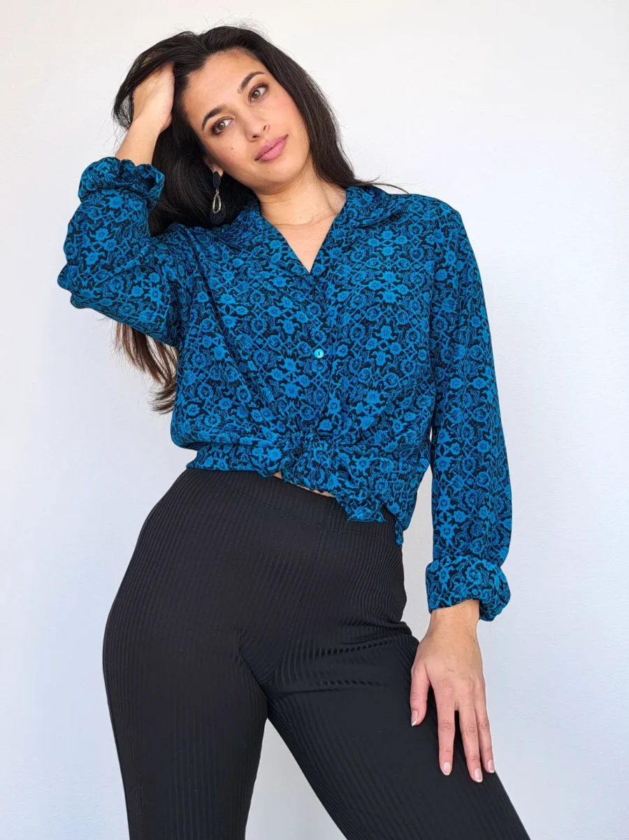 blouse met donkerblauwe print