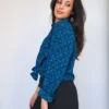 blouse met donkerblauwe print