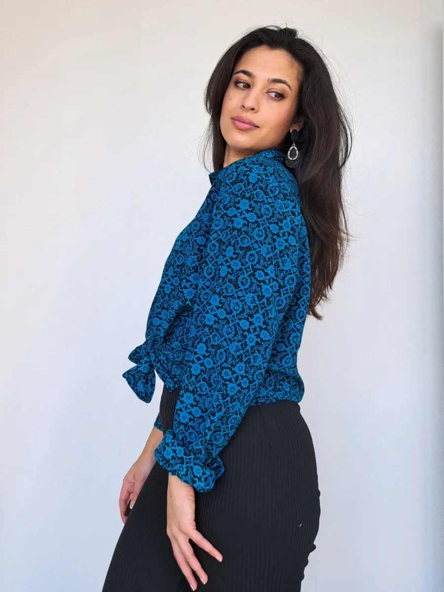blouse met donkerblauwe print