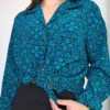 blouse met donkerblauwe print