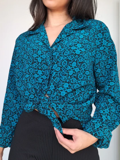 blouse met donkerblauwe print