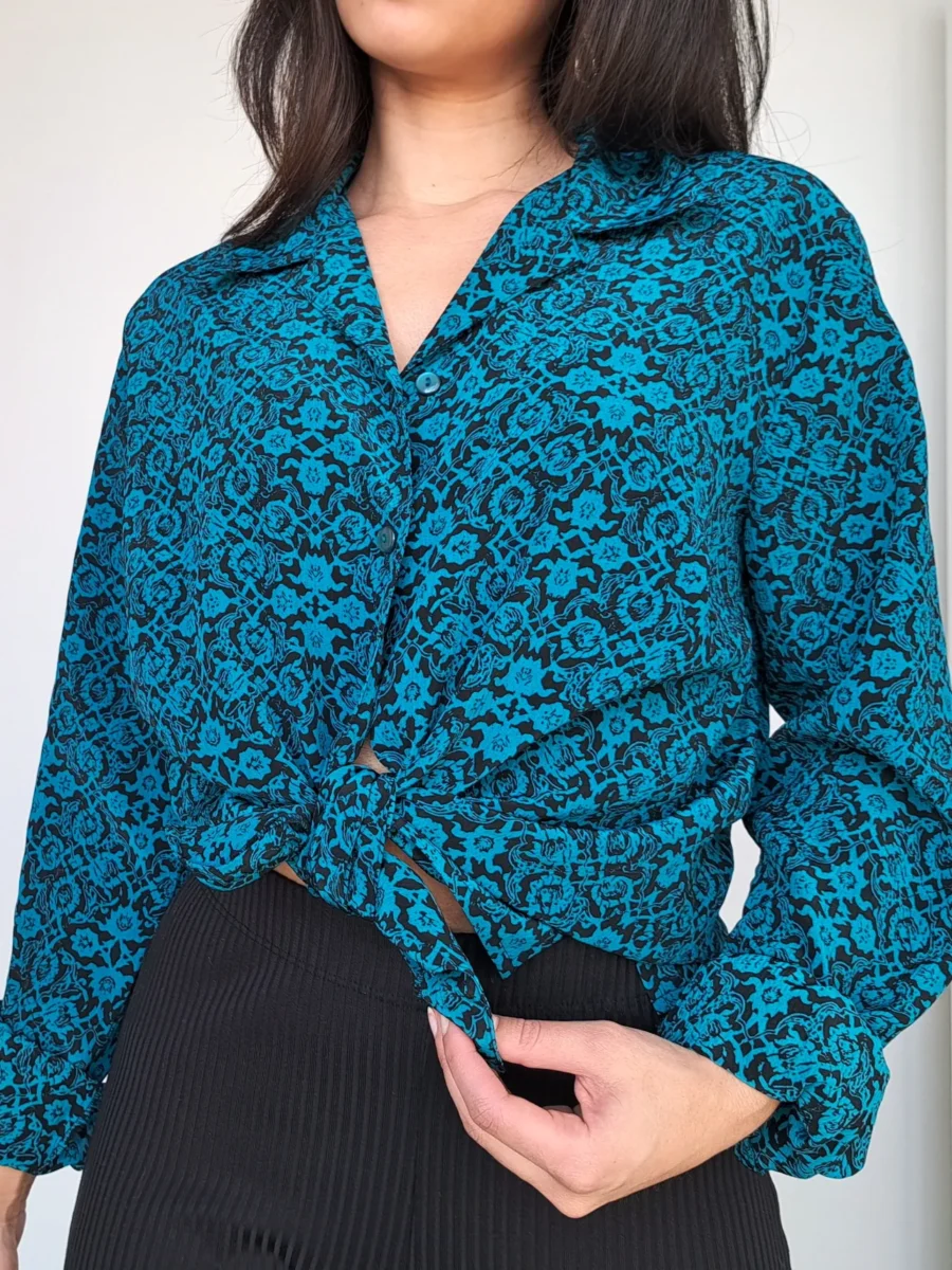 blouse met donkerblauwe print