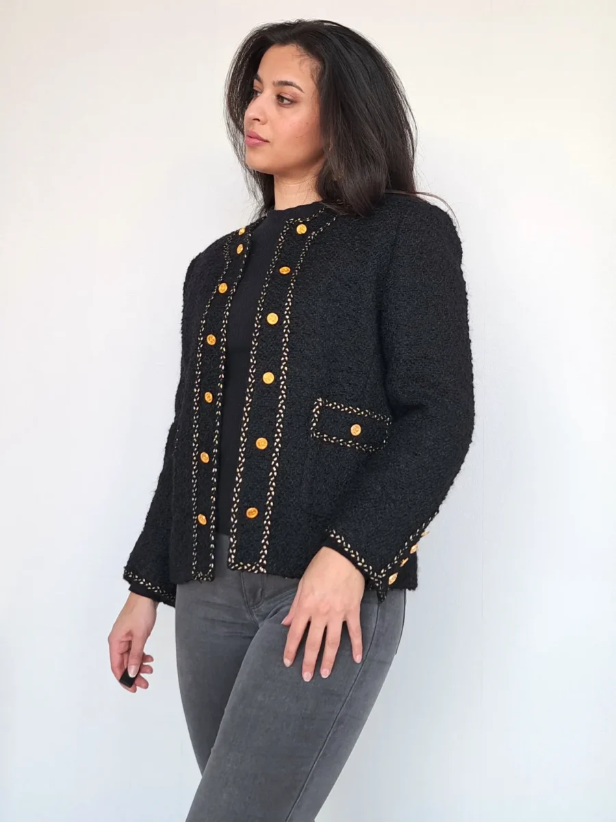zwart gebreid vintage jasje met gouden knopen
