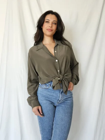 Olijfkleurige 100% zijden blouse | L
