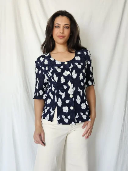 Donkerblauwe vintage top met witte bloemen | M