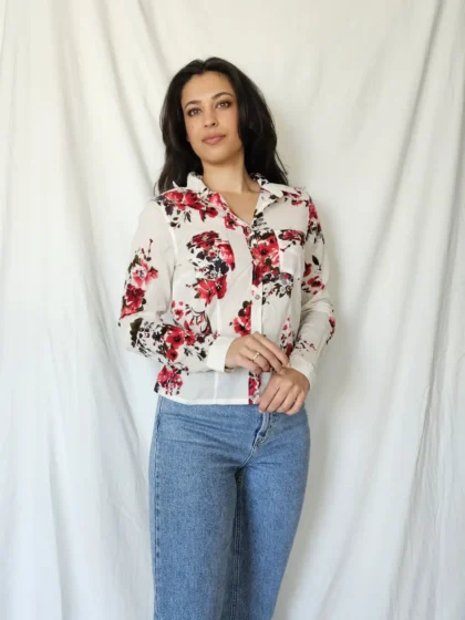 Zachte vintage blouse met rode bloemen| S