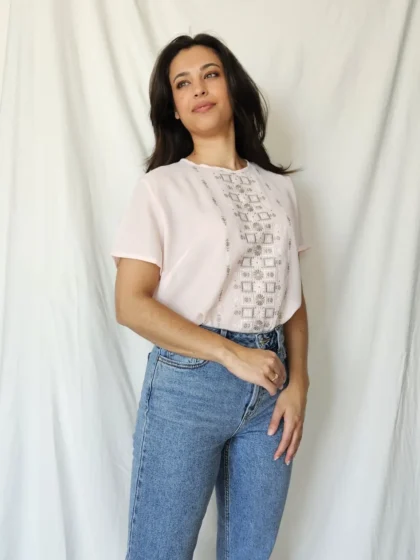 Lichtroze vintage top met borduursels | L