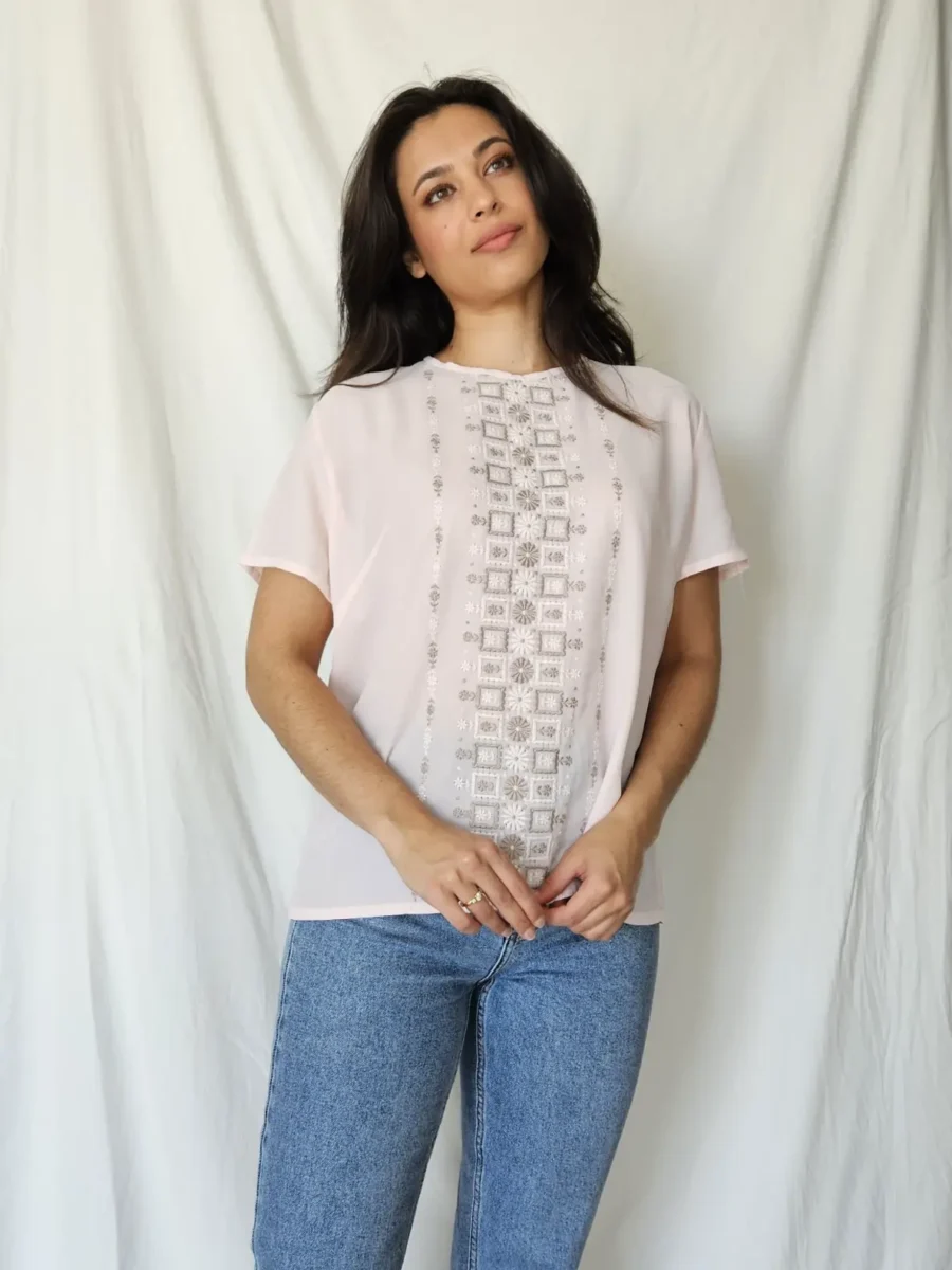 Lichtroze vintage top met borduursels | L - Afbeelding 3