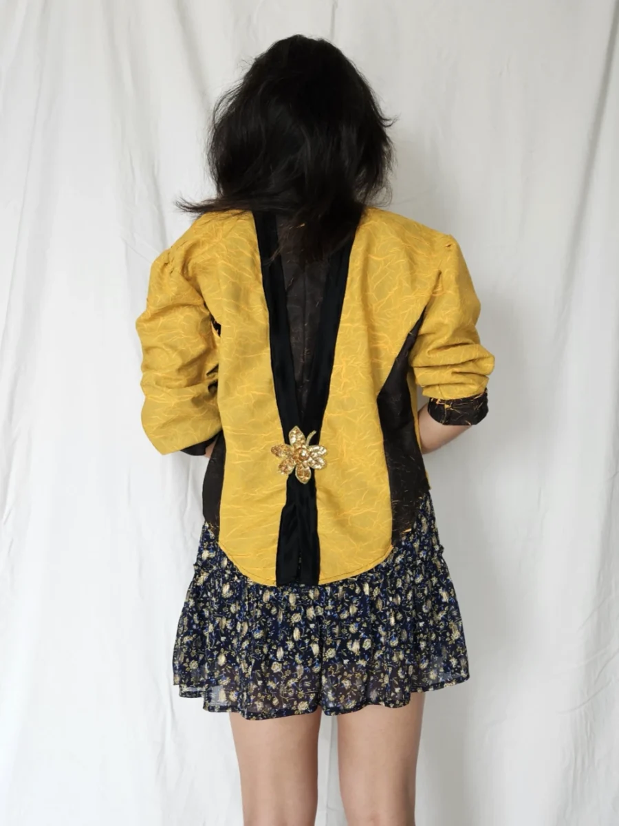 Okergeel crèpe vintage jasje met applicatie | L - Afbeelding 3