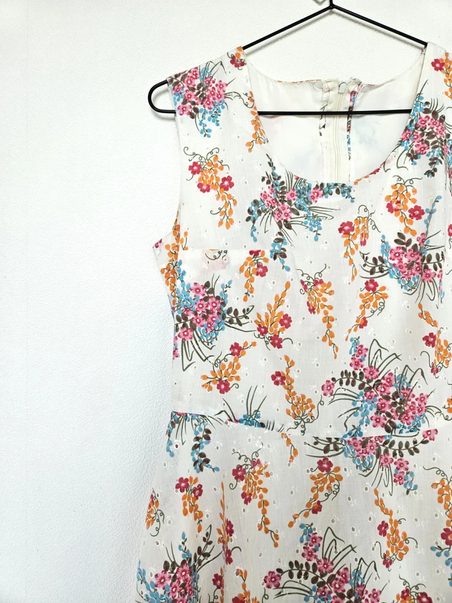 Witte A-lijn vintage jurk met 60s bloemenprint | S - Afbeelding 6